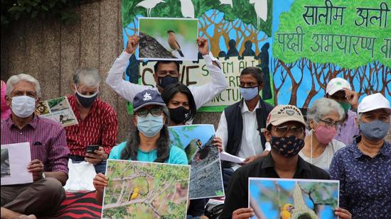 Members of ‘Save Dr Salim Ali Bird Sanctuary’ and residents of Kalyani nagar held a sit-in fast to protest the dumping of rubble and debris at the Dr Salim Ali bird sanctuary. (Ravindra Joshi/HT PHOTO)