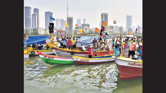 Worli fisherfolk protest against the interchange between coastal road and sea link at Worli, on Saturday. (Satish Bate/HT PHOTO)