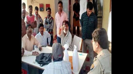 MLA Raniganj, Dheeraj Ojha, at Fatanpur police station of Pratapgarh. The MLA alleged that the raid at liquor shop and the recovery of rectified spirit recovered were fake and demanded a fair probe. (HT photo)