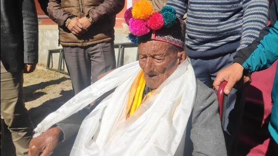 India’s first voter Shyam Saran Negi after exercising his franchise at Kalpa in Kinnaur district of Himachal Pradesh on Saturday. (HT Photo)