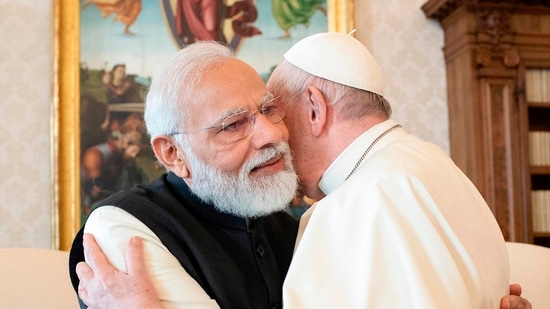 Specially-made candle holder to bronze plaque: PM Modi, Pope Francis  exchange gifts in Vatican City | Latest News India - Hindustan Times