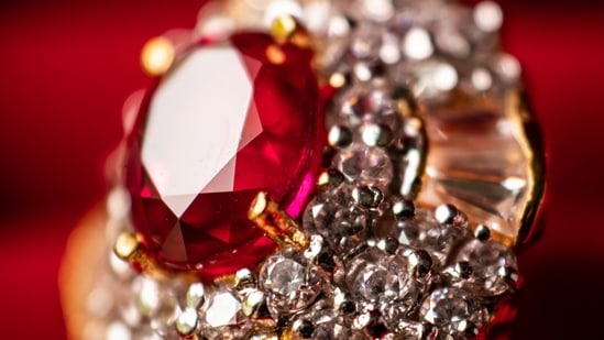 Wearing ruby ​​also has a positive influence on problems related to vision, heart, hair-fall and bones.