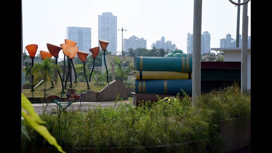 A garden in Sanpada, Navi Mumbai. The Navi Mumbai civic body will conduct surveys of its gardens in the city and grade them. (BACHCHAN KUMAR/HT PHOTO)