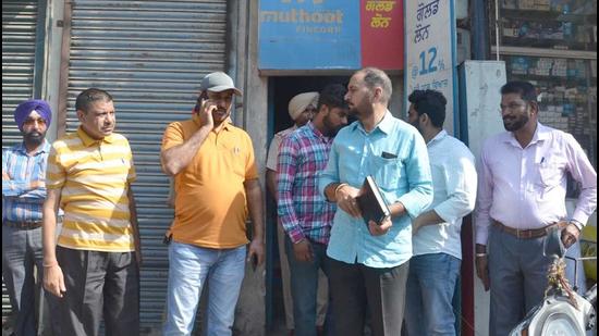 Police outside the Muthoot Fincorp’s Sundar Nagar branch in Ludhiana on Saturday. (Gurpreet Singh/Hindustan Times)