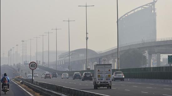 Haze seen over National Highway 48 in Gurugram on Saturday. (Vipin Kumar /HT Photo)
