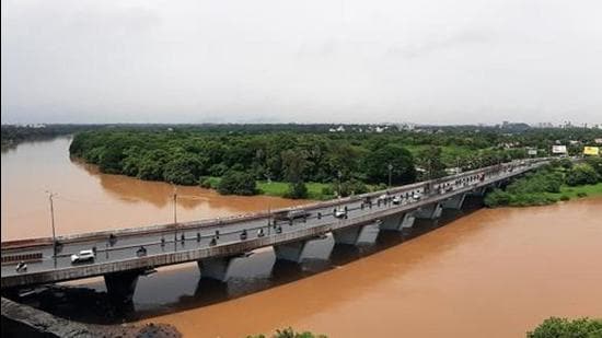 Following approval of the Mula-Mutha riverfront development project in the monthly general body meeting on Monday, the PMC floated the Rs305 crore first tender of the project for the priority stretch between Sangamwadi and Bundgarden bridge (Yerawada). (HT PHOTO)