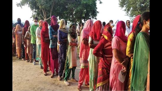 Voters queuing up outside a polling booth in Ellenabad’s Jamal village on Saturday. Women and elderly voters outnumbered youngsters at polling booths in the morning. (Manoj Dhaka/HT)