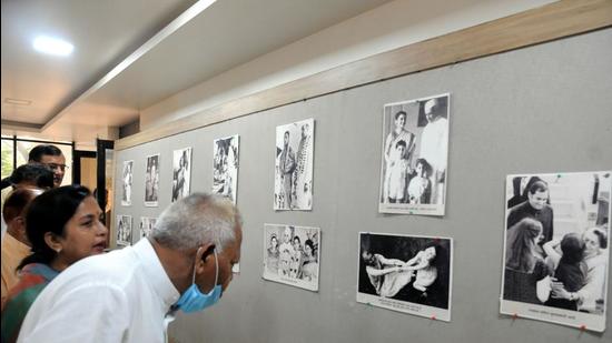 Congress party’s Pune unit organised photo exhibition at Balasaheb Thackeray art gallery to observe Indira Gandhi’s death anniversary. (HT)