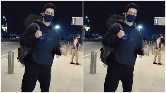 All masked up, Vicky posed for the cameras.(HT Photos/Varinder Chawla)