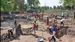 Madhya Pradesh, May 19 (ANI): Migrant workers returned from Maharashtra working under MGNREGS during the lockdown in Seoni on Tuesday. (ANI Photo) (ANI) Madhya Pradesh, May 19 (ANI): Migrant workers returned from Maharashtra working under MGNREGS during the lockdown in Seoni on Tuesday. (ANI Photo) (ANI)