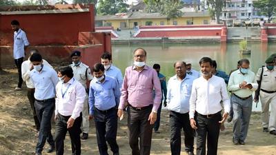 Patna DM Chandrashekhar Singh inspects Kachchi Talab for Chhath Puja festival, in Patna on Sunday. (Santosh Kumar/HT Photo)