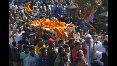 People lined up along the highway and the towns in Bagrota Bagwan in Kangra district to pay last respect to Congress leader GS Bali on Sunday. (HT Photo) People lined up along the highway and the towns in Bagrota Bagwan in Kangra district to pay last respect to Congress leader GS Bali on Sunday. (HT Photo)