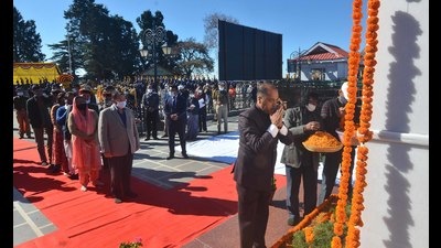 Chief minister Jai Ram Thakur pays tributes to Sardar Patel, Indira Gandhi in Shimla on Sunday. (HT photo) Chief minister Jai Ram Thakur pays tributes to Sardar Patel, Indira Gandhi in Shimla on Sunday. (HT photo)