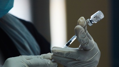 Covid-19 vaccine more protective than past infection? Here's what study shows (Waldo Swiegers / BLOOMBERG) Covid-19 vaccine more protective than past infection? Here's what study shows (Waldo Swiegers / BLOOMBERG)
