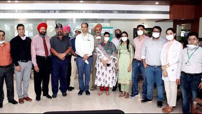 Chandigarh Golf Club president Ravibir Singh Grewal (wearing cap) along with other team members and doctors at the health camp on Sunday. (HT Photo)