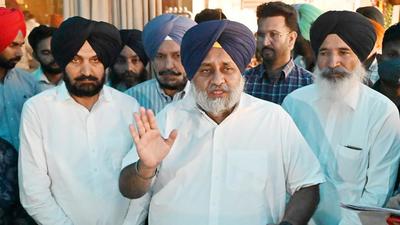 Punjab cotton growers need the government to review meagre relief for crop damage due to Pink Bollworm attach, said SAD president Sukhbir Singh Badal (centre, in pic) in Kharar on Sunday. (HT Photo) Punjab cotton growers need the government to review meagre relief for crop damage due to Pink Bollworm attach, said SAD president Sukhbir Singh Badal (centre, in pic) in Kharar on Sunday. (HT Photo)