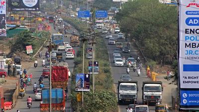 Sunday morning saw another mishap wherein two heavy vehicles hit each other on the highway slope between New Katraj tunnel and Navale bridge chowk. (HT PHOTO)
