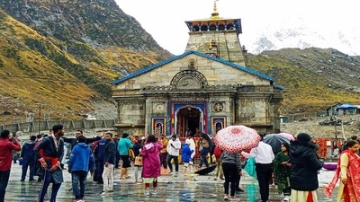 Devotees visiting Kedarnath temple amid heavy rains, in Rudraprayag, Uttarakhand. (Rameshwar Gaur) Devotees visiting Kedarnath temple amid heavy rains, in Rudraprayag, Uttarakhand. (Rameshwar Gaur)