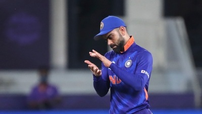 Dubai: India's captain Virat Kohli applauds after the wicket of New Zealand's Daryl Mitchell during the Cricket Twenty20 World Cup match between New Zealand and India in Dubai, UAE, Sunday, Oct. 31, 2021. AP/PTI(AP10_31_2021_000229A) (AP) Dubai: India's captain Virat Kohli applauds after the wicket of New Zealand's Daryl Mitchell during the Cricket Twenty20 World Cup match between New Zealand and India in Dubai, UAE, Sunday, Oct. 31, 2021. AP/PTI(AP10_31_2021_000229A) (AP)