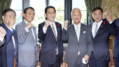 Japanese Prime Minister Fumio Kishida (C) poses for photos with Akira Amari, secretary general of the LDP, and other LDP executives. (via Reuters)