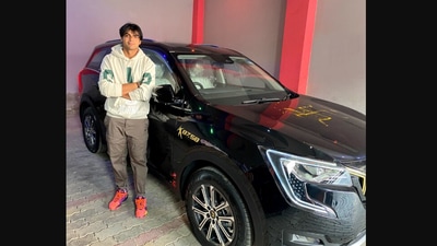 The image shows Neeraj Chopra with the car gifted by Anand Mahindra. (Twitter/@Neeraj_chopra1)