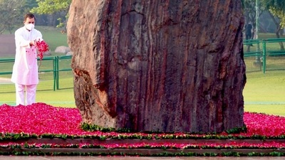 Rahul Gandhi pays floral tribute to Indira Gandhi. (Twitter/@RahulGandhi) Rahul Gandhi pays floral tribute to Indira Gandhi. (Twitter/@RahulGandhi)