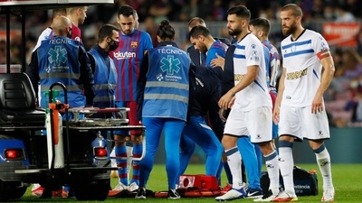 Soccer Football - LaLiga - FC Barcelona v Deportivo Alaves - Camp Nou, Barcelona, Spain - October 30, 2021 FC Barcelona's Sergio Aguero leaves the pitch after sustaining an injury REUTERS/Albert Gea (REUTERS)