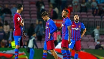 Barcelona players react after the La Liga soccer match between Barcelona and Alaves at the Camp Nou stadium in Barcelona, Spain Saturday, Oct. 30, 2021. The match ended 1-1. (AP Photo/Joan Monfort) (AP) Barcelona players react after the La Liga soccer match between Barcelona and Alaves at the Camp Nou stadium in Barcelona, Spain Saturday, Oct. 30, 2021. The match ended 1-1. (AP Photo/Joan Monfort) (AP)