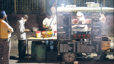 The leader of the North MCD House Chhail Bihari Goswami said food carts will help increase employment opportunities and that catering vans. (Sanchit Khanna/HT file photo. Representative image) The leader of the North MCD House Chhail Bihari Goswami said food carts will help increase employment opportunities and that catering vans. (Sanchit Khanna/HT file photo. Representative image)