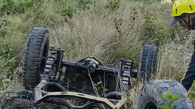 SDRF and locals retrieving bodies from accident site in Chakrata area of Dehradun on Sunday. (HT Photo)