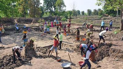 Madhya Pradesh, May 19 (ANI): Migrant workers returned from Maharashtra working under MGNREGS during the lockdown in Seoni on Tuesday. (ANI Photo) (ANI) Madhya Pradesh, May 19 (ANI): Migrant workers returned from Maharashtra working under MGNREGS during the lockdown in Seoni on Tuesday. (ANI Photo) (ANI)