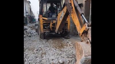 Digging work being carried out in Deep Nagar of Ludhiana under the observation of top MC officials on Sunday. (HT Photo)