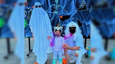 Sharing the photos on Instagram, Soha Ali Khan captioned it, "Be afraid , be very afraid. Halloween 2021." (Instagram/@sakpataudi) Sharing the photos on Instagram, Soha Ali Khan captioned it, "Be afraid , be very afraid. Halloween 2021." (Instagram/@sakpataudi)