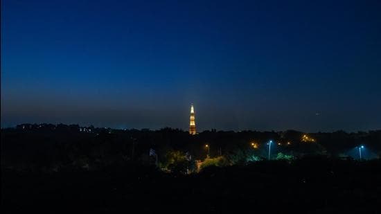 The Qutub Minar in Delhi on Monday. The city saw lesser air pollution last month than is usual for October (Amal KS/HT Photo) The Qutub Minar in Delhi on Monday. The city saw lesser air pollution last month than is usual for October (Amal KS/HT Photo)
