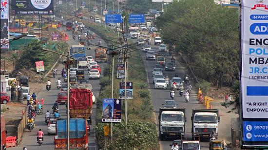 Sunday morning saw another mishap wherein two heavy vehicles hit each other on the highway slope between New Katraj tunnel and Navale bridge chowk. (HT PHOTO)