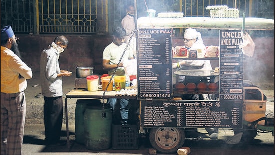 The leader of the North MCD House Chhail Bihari Goswami said food carts will help increase employment opportunities and that catering vans.(Sanchit Khanna/HT file photo. Representative image)