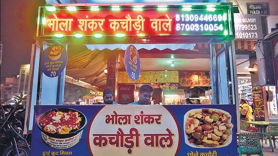 Bhola Shankar Kachori Wale’s stall at Vaishali in Sector 4 in Ghaziabad. (Sanjeev Verma/HT photo)