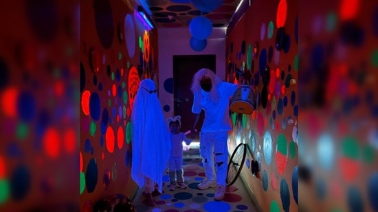 Soha Ali Khan, Kunal Kemmu and Inaaya Naumi Kemmu posed in front of a spooky Halloween decorations. (Instagram/@sakpataudi)