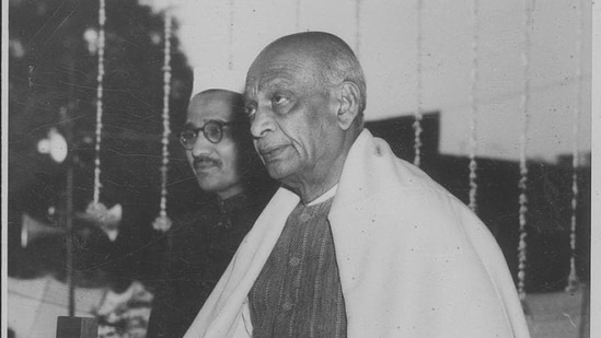 23 January 1950 - Sardar Patel pressing the button to unveil a portrait of Mahatma Gandhi at the Delhi Town Hall&nbsp;(HT Archives)