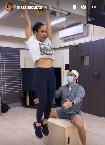 Masaba Gupta performs hanging knee raises(Instagram/masabagupta)