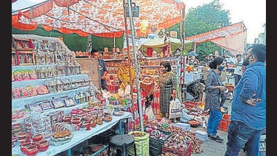 After a lacklustre Diwali due to the pandemic last year, Ambala traders are upbeat amid rising footfall of customers this festive season. (HT PHOTO ) After a lacklustre Diwali due to the pandemic last year, Ambala traders are upbeat amid rising footfall of customers this festive season. (HT PHOTO )