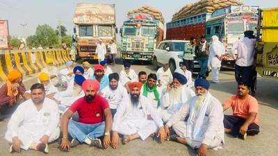 Farmers protesting over unavailability of DAP fertiliser on Kaithal-Assandh road on Monday. (HT Photo)