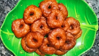 Adhirasam: This sweet is very famous down south, especially in Tamil Nadu. This is made with rice flour, sesame seeds, cardamom powder, and jaggery syrup. (Instagram/@mita_mehendi)