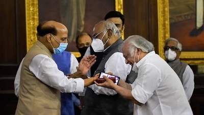 Lok Sabha Speaker Om Birla (partially seen), defence minister Rajnath Singh, Congress leaders Mallikarjun Kharge, Jairam Ramesh and others before paying tribute to Sardar Vallabhbhai Patel on his birth anniversary, at Parliament's Central Hall in New Delhi on Sunday. (PTI) Lok Sabha Speaker Om Birla (partially seen), defence minister Rajnath Singh, Congress leaders Mallikarjun Kharge, Jairam Ramesh and others before paying tribute to Sardar Vallabhbhai Patel on his birth anniversary, at Parliament's Central Hall in New Delhi on Sunday. (PTI)