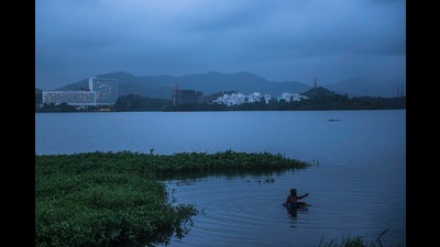 The Bombay high court (HC) on Monday has restrained the BMC from constructing a 10-km cycling track bordering Powai lake till November 18 after it was informed that such activity would violate wetlands guidelines and rules (HT FILE) The Bombay high court (HC) on Monday has restrained the BMC from constructing a 10-km cycling track bordering Powai lake till November 18 after it was informed that such activity would violate wetlands guidelines and rules (HT FILE)
