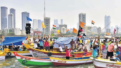 Over 100 boats of fisherfolk from Worli Koliwada have been staging a sit-in in the alignment of coastal road and BWSL interchange since October 30. (HT FILE)