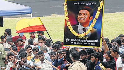 Bengaluru, Oct 30 (ANI): Fans holding a picture of actor Puneeth Rajkumar gather outside Sree Kanteerava Stadium to pay their last respect to his mortal remains, in Bengaluru on Saturday. (ANI Photo) (Shashidhar Byrappa) Bengaluru, Oct 30 (ANI): Fans holding a picture of actor Puneeth Rajkumar gather outside Sree Kanteerava Stadium to pay their last respect to his mortal remains, in Bengaluru on Saturday. (ANI Photo) (Shashidhar Byrappa)