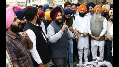 SAD members protesting against the Congress at Bharat Nagar Chowk in Ludhiana on Monday. (Harsimar Pal Singh/HT) SAD members protesting against the Congress at Bharat Nagar Chowk in Ludhiana on Monday. (Harsimar Pal Singh/HT)