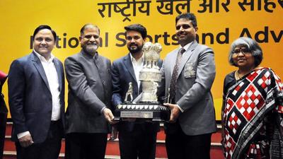 (From left) Panjab University sports director Prashant Gautam, PU vice-chancellor Raj Kumar, minister for youth affairs and sports Anurag Thakur, PU sports deputy director Rakesh Malik; and sports secretary Sujata Chaturvedi with the 2020 MAKA Trophy in New Delhi. (HT PHOTO)