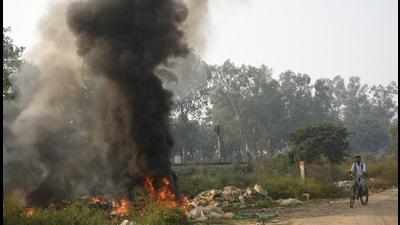 Smoke rises from garbage burning in Ghaziabad on Monday. (Sakib Ali/HT) Smoke rises from garbage burning in Ghaziabad on Monday. (Sakib Ali/HT)